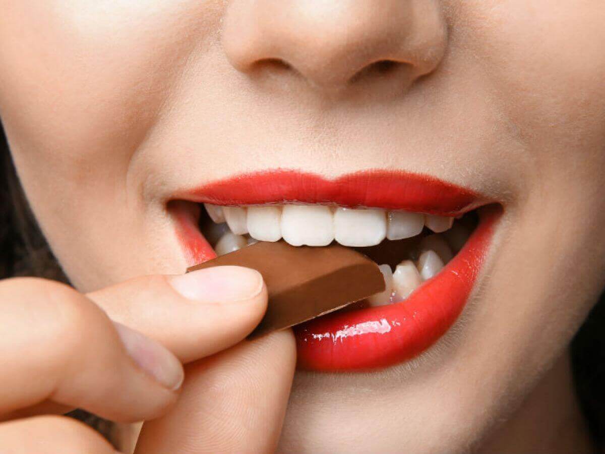 En kvinne som spiser sjokolade.
