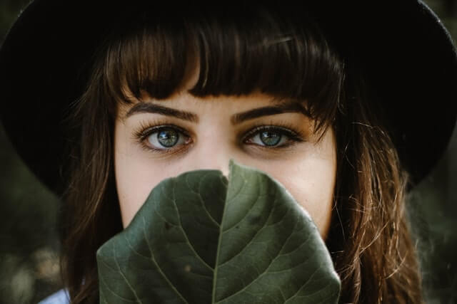 Mujer con ojos verdes