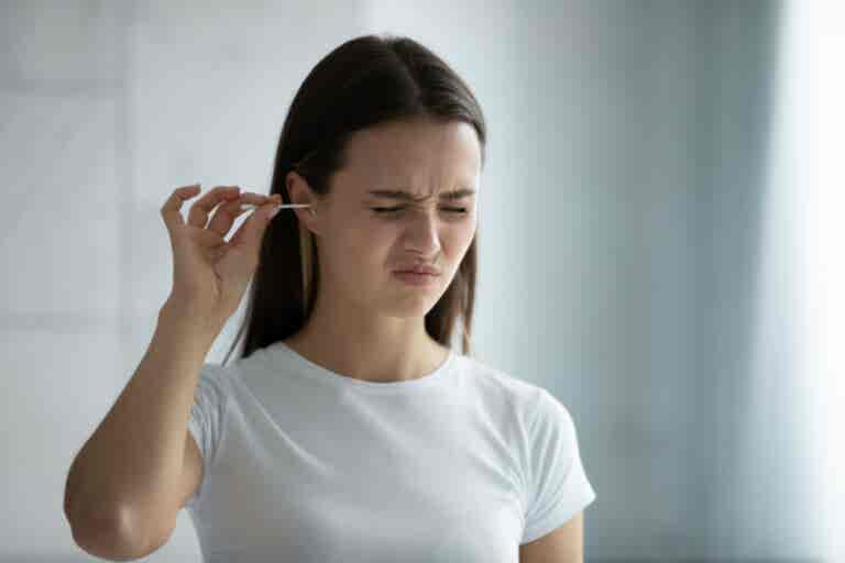 Los riesgos de usar los bastoncillos en los oídos