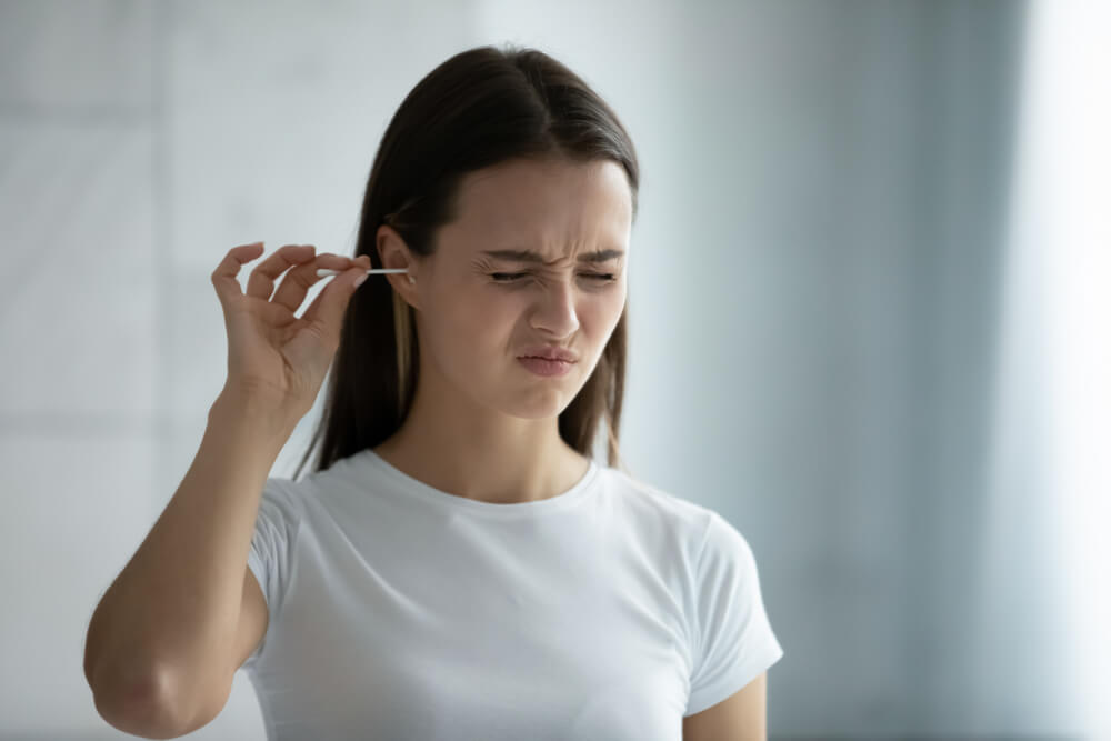 Por qué no debemos usar bastoncillos de algodón para limpiar los oídos? -  Instituto ORL-IOM