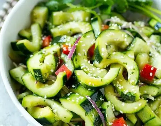 Pepinos rellenos de ensalada de pollo perfectos para la dieta