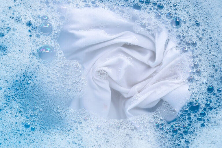 entrada interno Mediante Tu ropa blanca luce amarillenta? No te pierdas estos 5 trucos de lavado -  Mejor con Salud