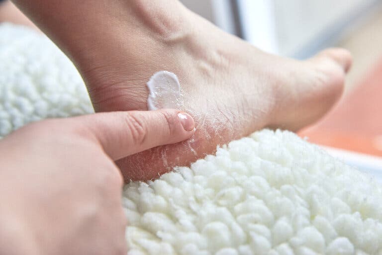 Talones agrietados: exfoliación y mascarilla de pies