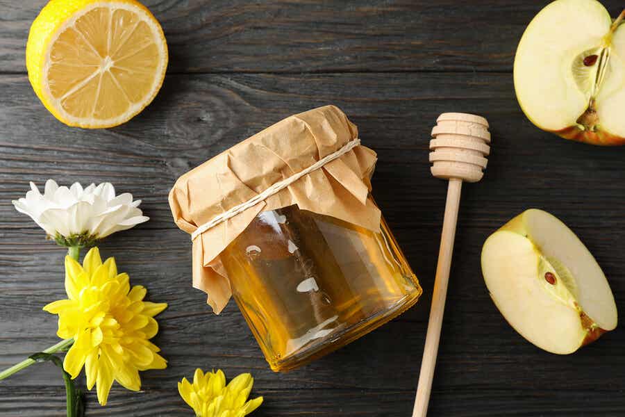 Ingredientes del preparado de manzana, miel y limón.