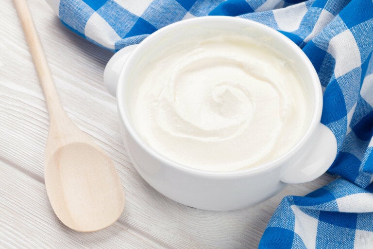 6 aderezos saludables que puedes preparar con yogur natural