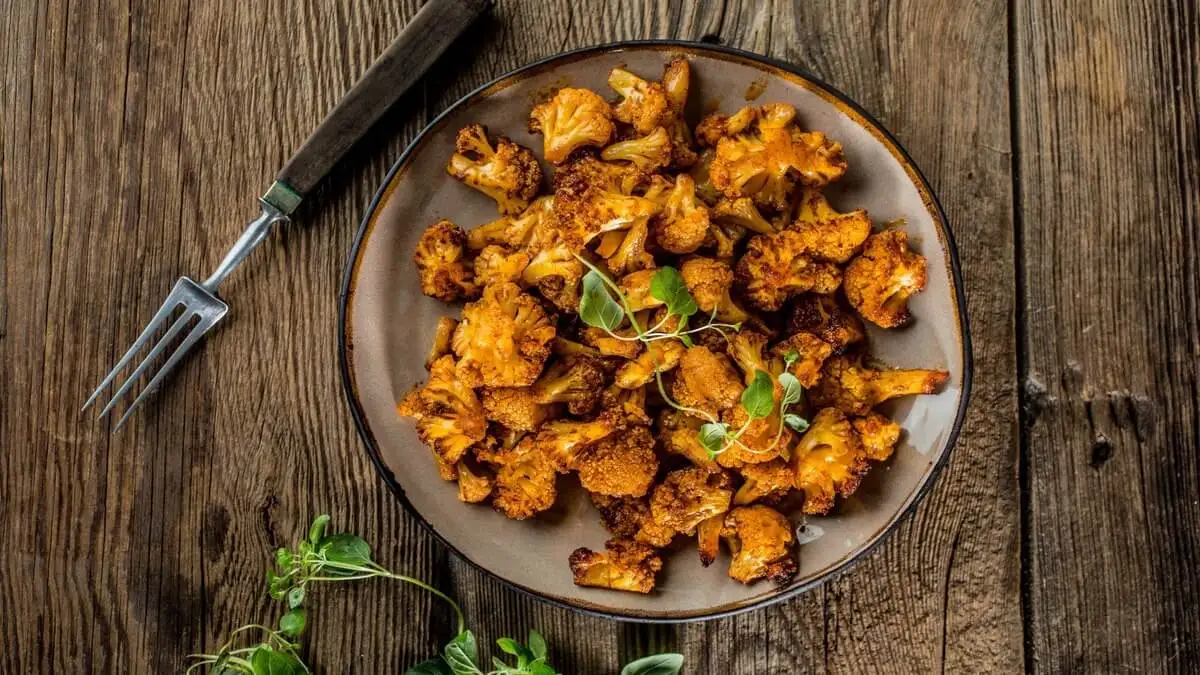Coliflor especiada con tempeh.