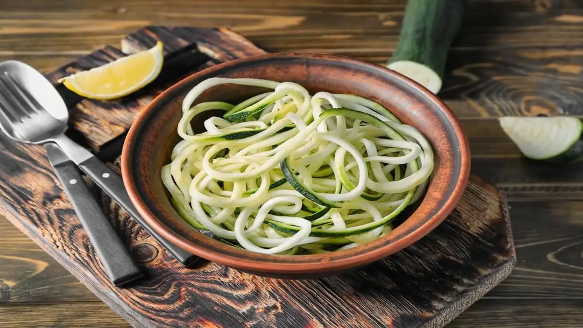 Espaguetis de calabacín para una cena que ayude adelgazar.