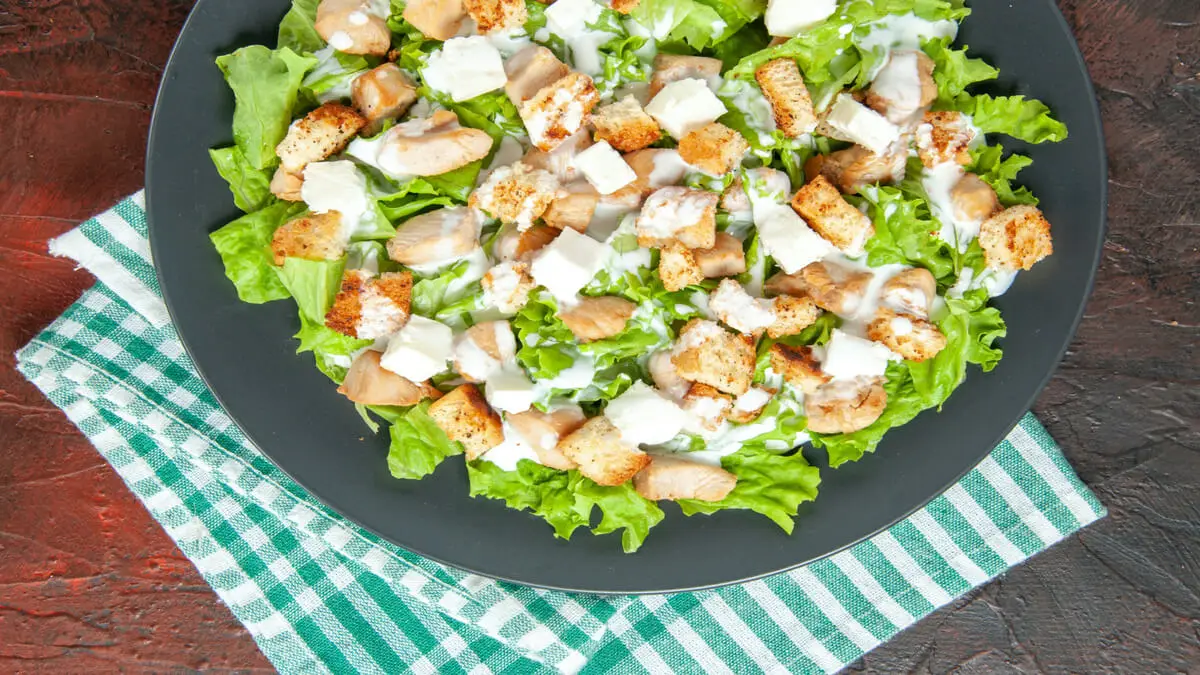 Ensalada César para una cena que ayude a adelgazar.