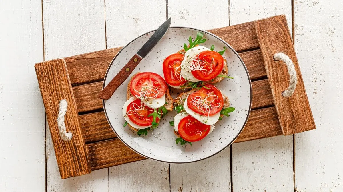 Pan tostado con queso y tomate.
