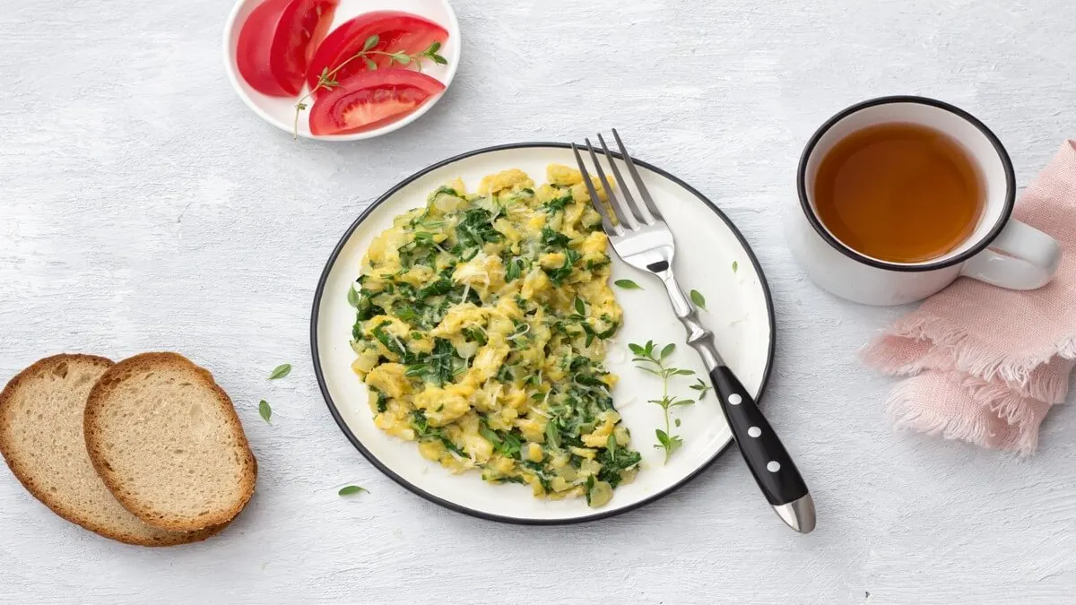 Huevos revueltos para cenar para no engordar.