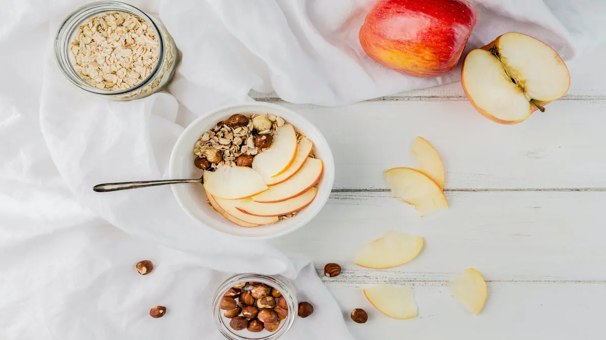 Bol de manzana con avena y yogur