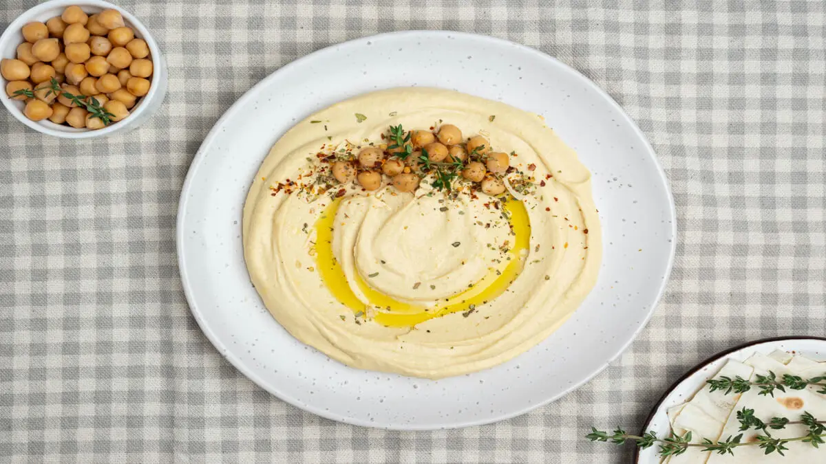 Plato de hummus.