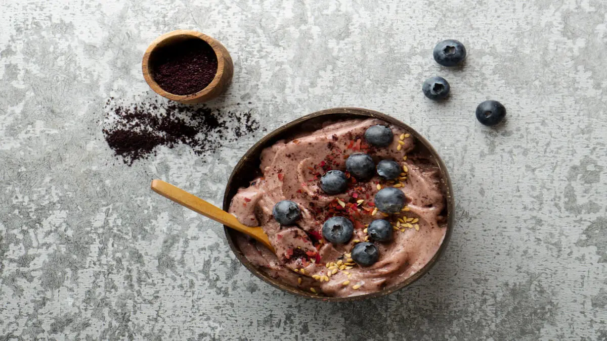 Mousse de yogur y cacao con frutas.