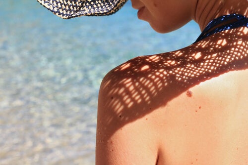 4 tips para cuidar la piel del sol de manera práctica