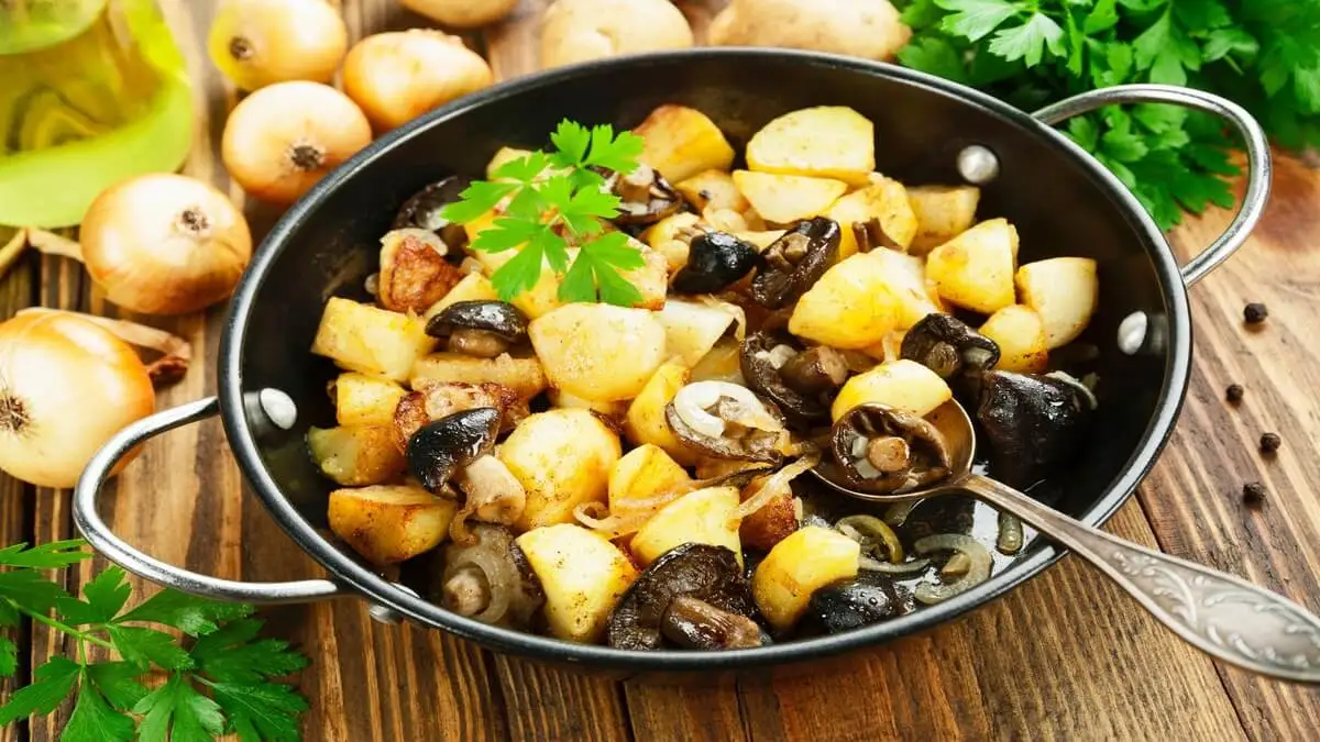 Salteado de patatas y setas.