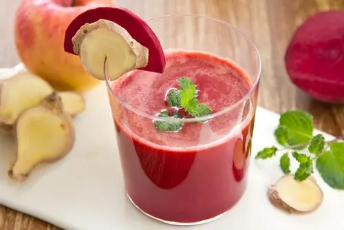 Bebida de coco, jengibre y remolacha