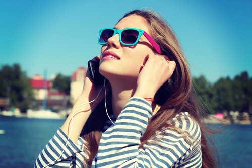 Mujer escuchando música con auriculares.