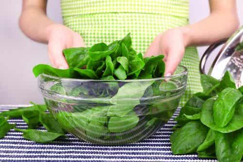 Alimentos que ayudan a controlar el colesterol: vegetales de hojas verdes