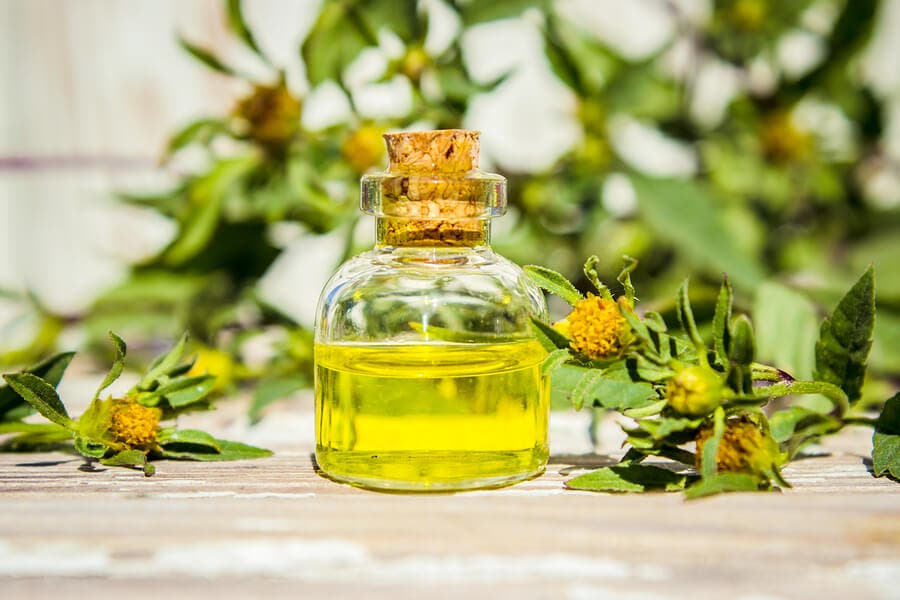 Aceite esencial en botella de vidrio.