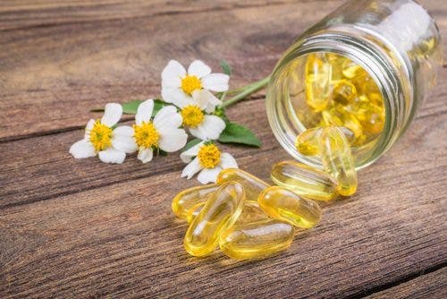 Ingredientes naturales para hidratar tus uñas: aceite de vitamina E
