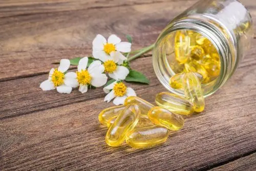 Ingredientes naturales para hidratar tus uñas: aceite de vitamina E