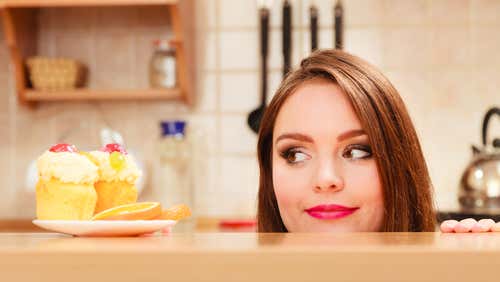 Mujer observando unos pasteles.