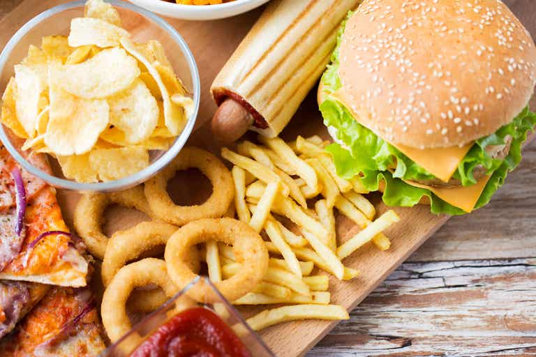 ¿Qué alimentos tienen un alto contenido en sal?