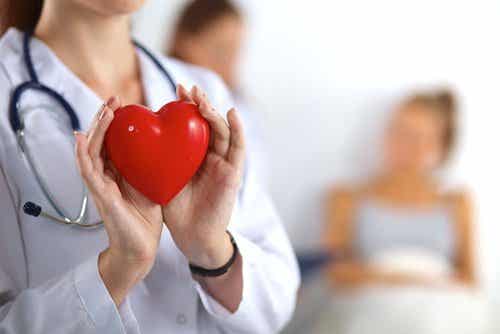 Médico con un corazón en las manos: salud cardiovascular