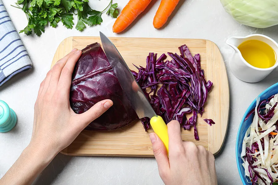 Cortar lombarda o col morada para preparar comida.