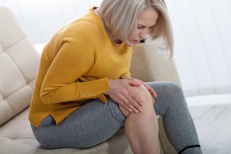 Dolor de rodilla: 3 cosas que debes hacer y 2 que es mejor evitar