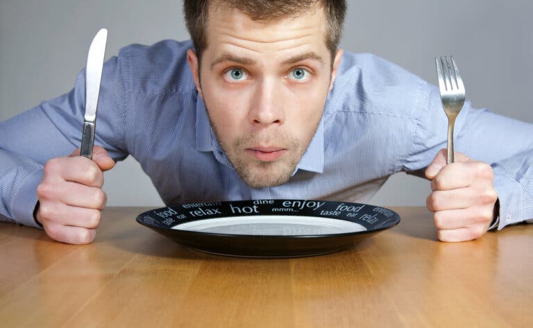 ¿Qué provoca más hambre después de comer?