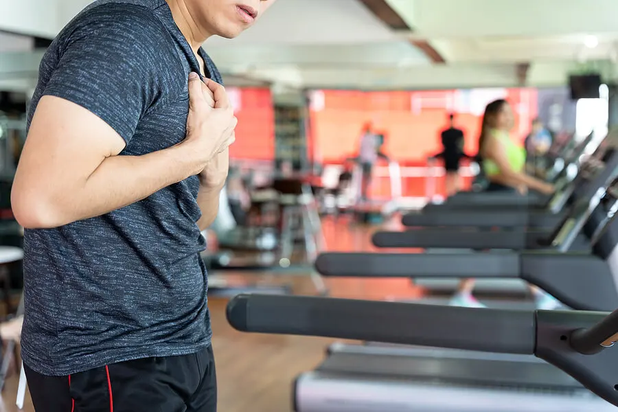 Hombre en el gimnasio con disnea.