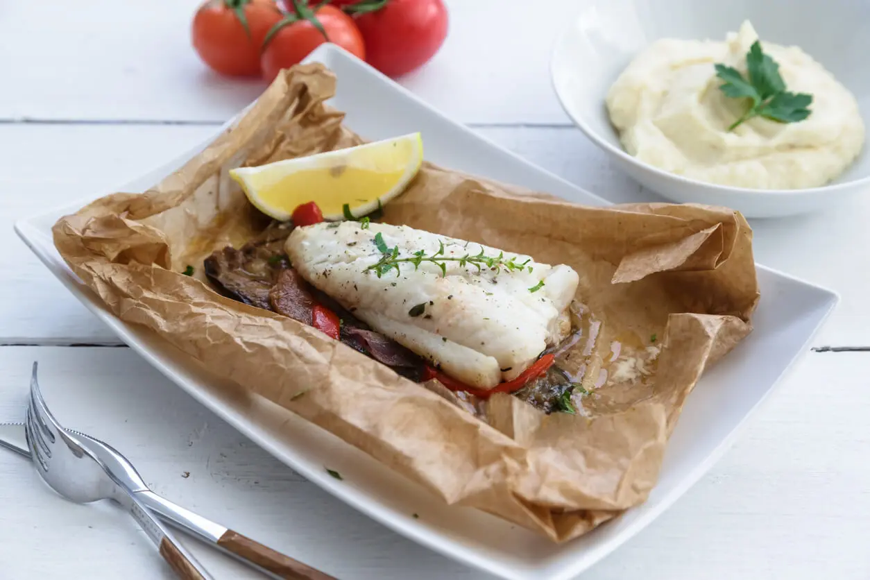 Bacalao al papillote para las cenas ligeras para un vientre plano.