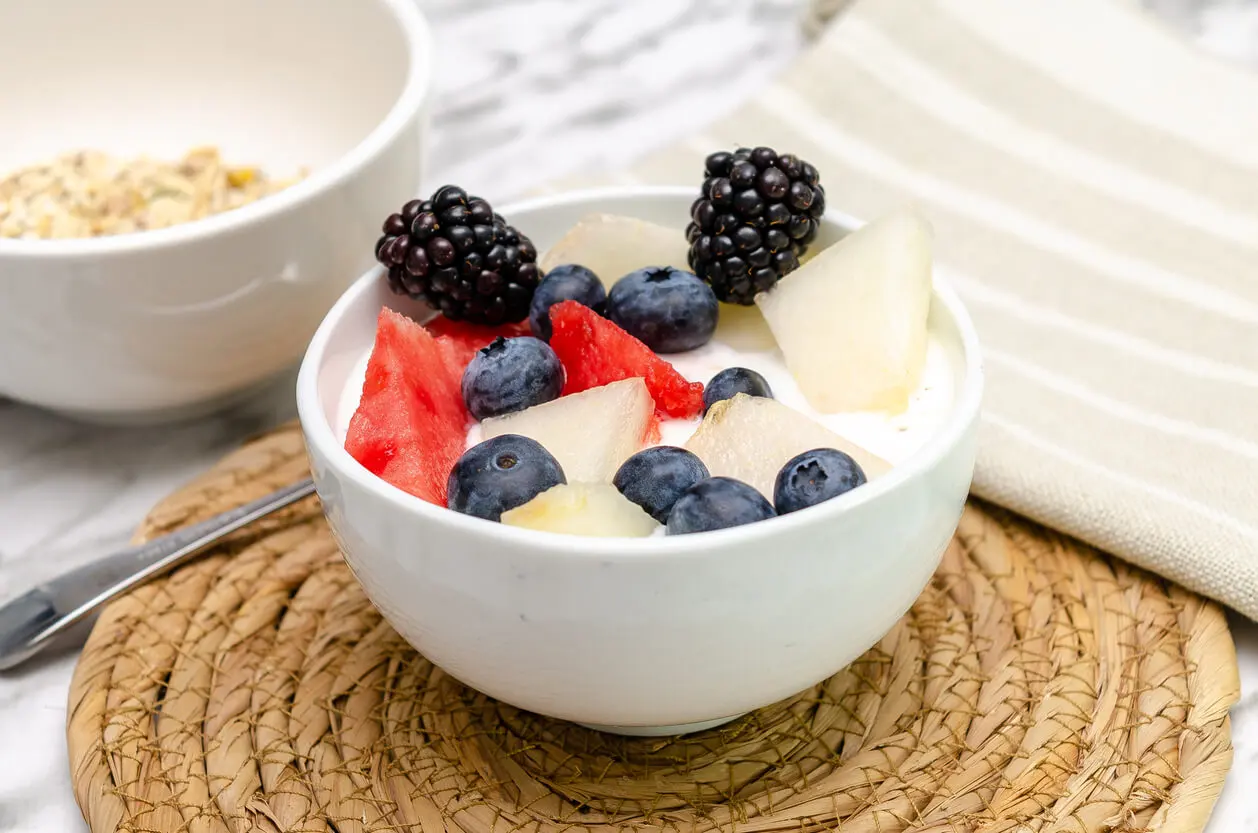 Queso con frutas para las cenas saludables para el vientre plano.