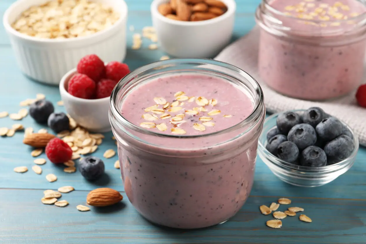 Batido de avena, leche y frutos rojos.