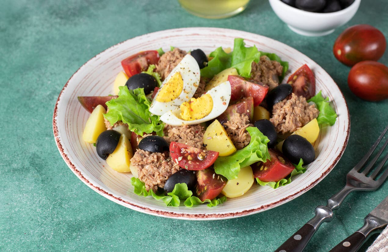 Ensalada nizarda con huevo.