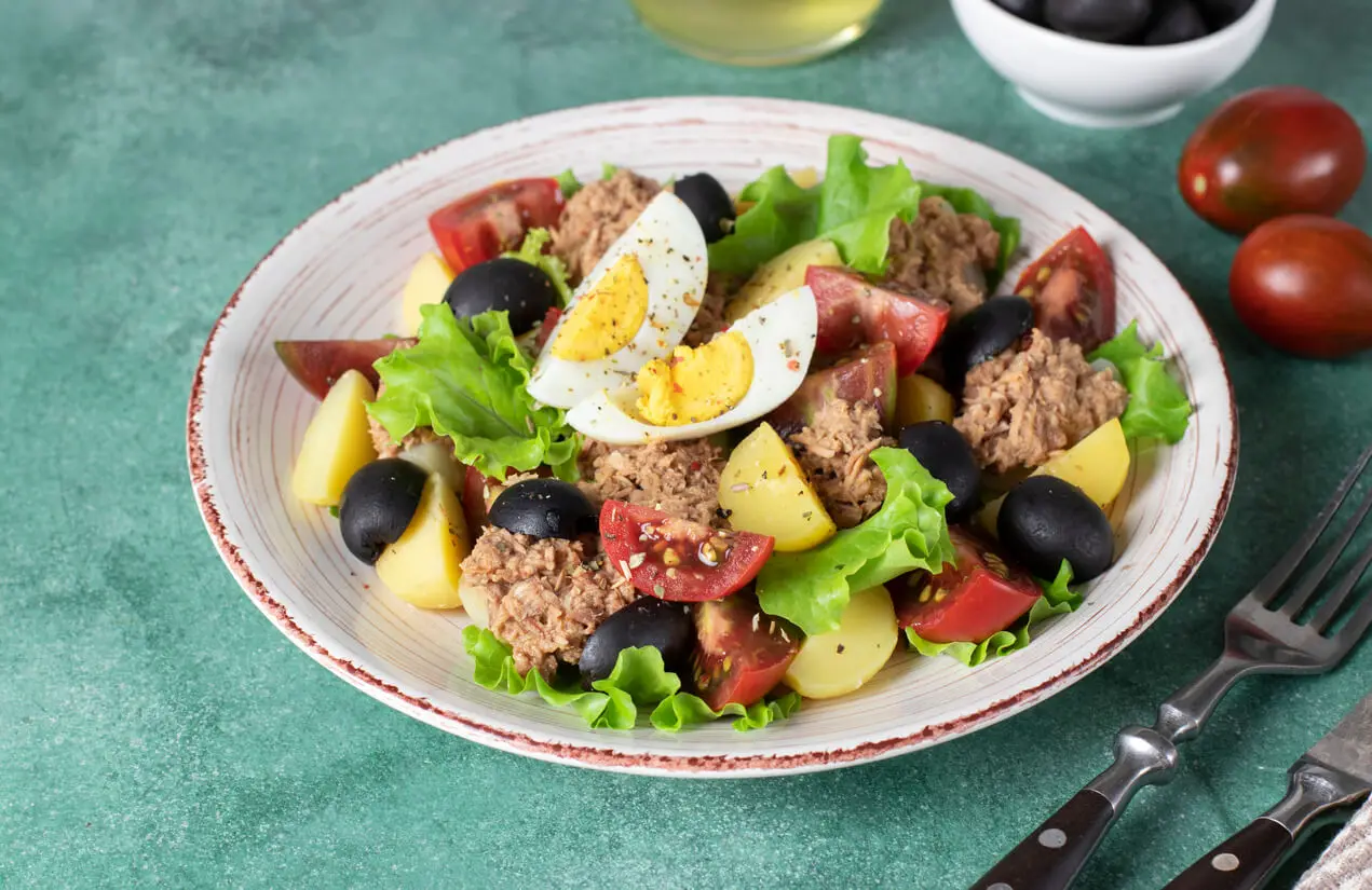 Ensalada nizarda con huevo.