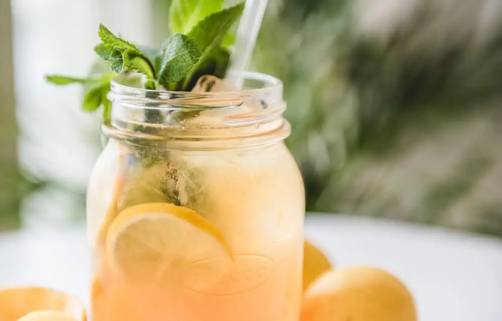Limonada casera con frutas.
