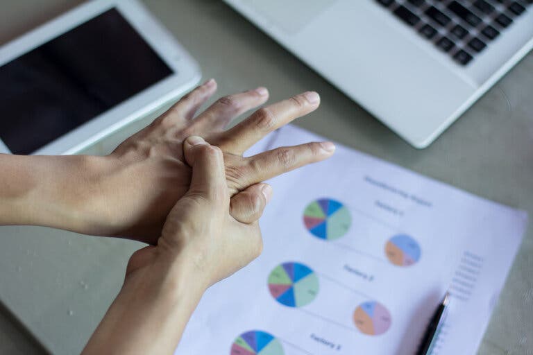 Alivia la tensión en las muñecas con estos 7 ejercicios