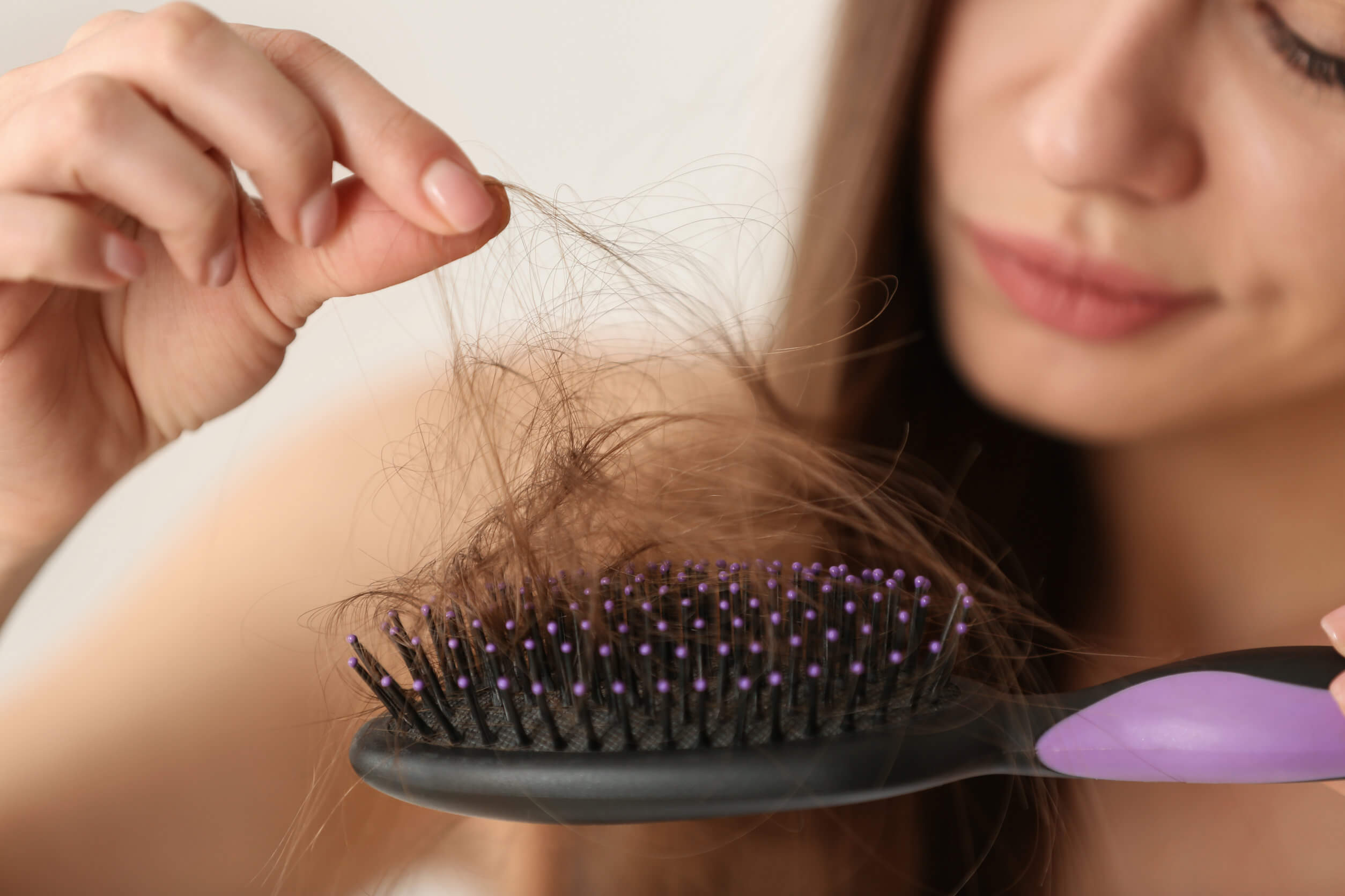 Combate la pérdida de cabello con estos 4 tratamientos con cebolla