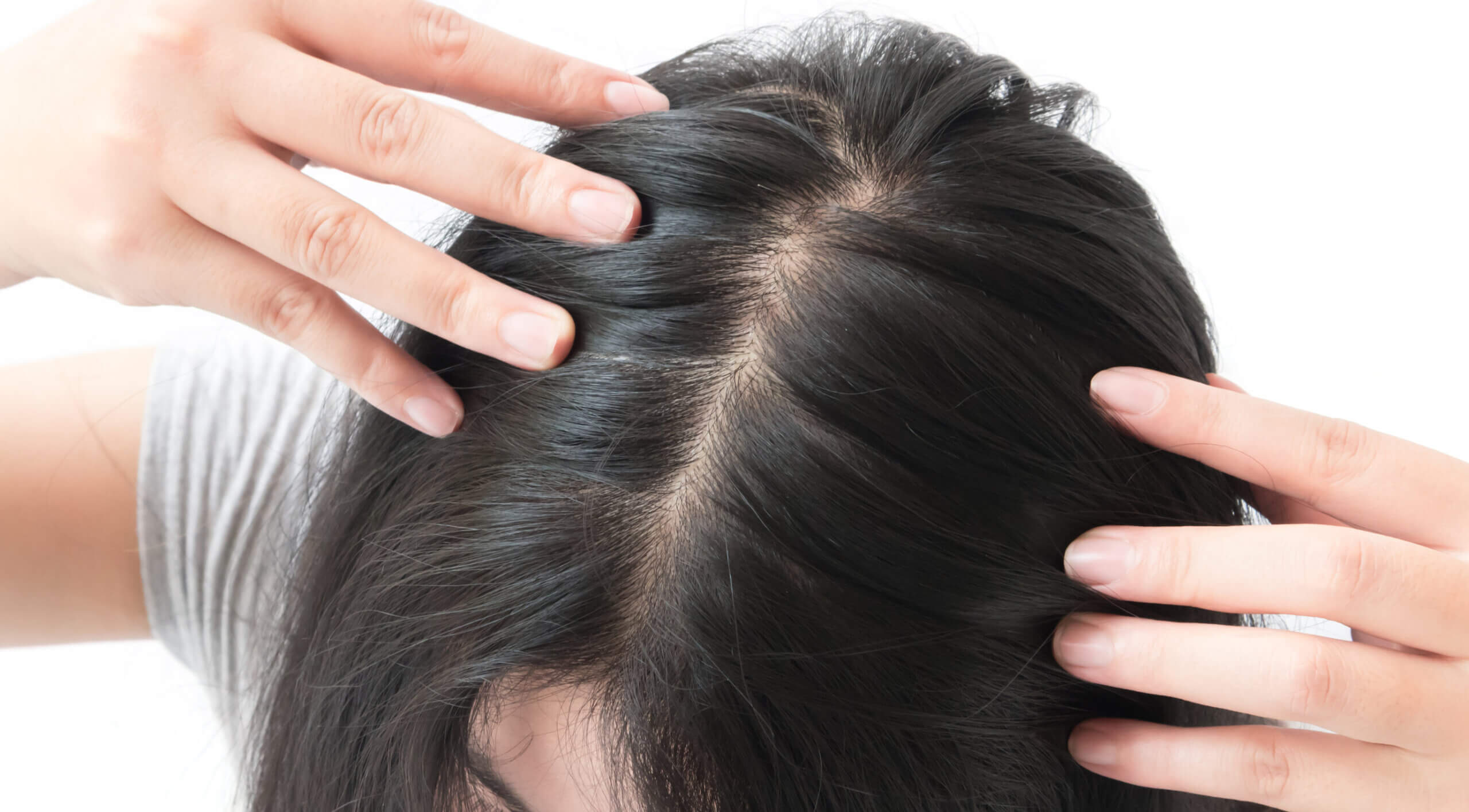 Masaje del cuero cabelludo para mejor efecto del ácido hialurónico.