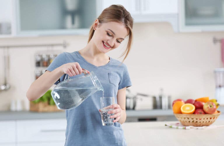 Esto es lo que ocurre cuando empiezas beber un vaso de agua MEDIA HORA antes de comer
