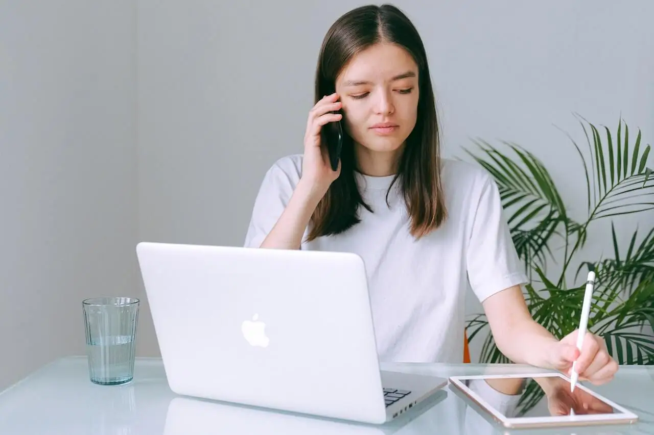Teletrabajo de una mujer que picotea.