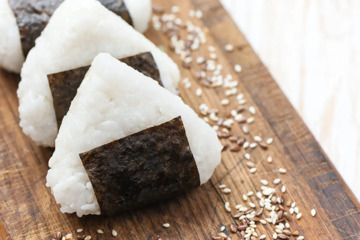 Onigiri, receta de cocina oriental japonesa.