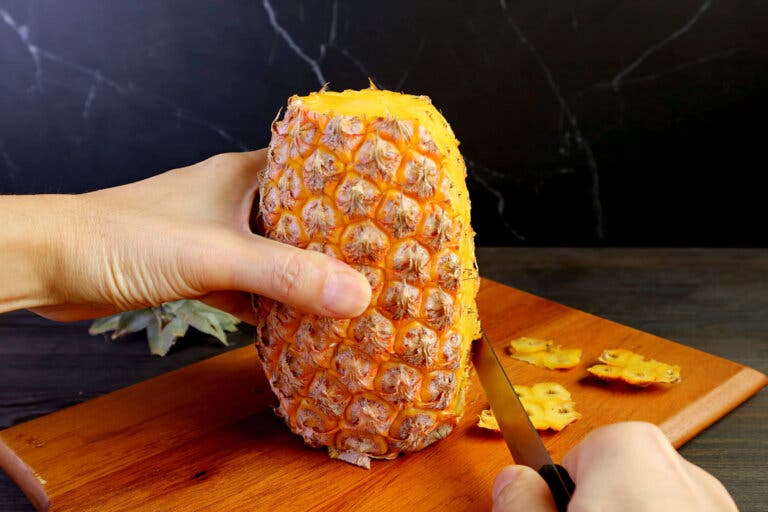 Bebida casera con cáscara de piña para repoblar la flora intestinal