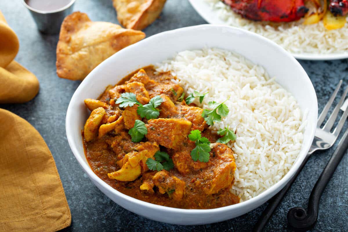 Pollo al curry como receta de cocina oriental.