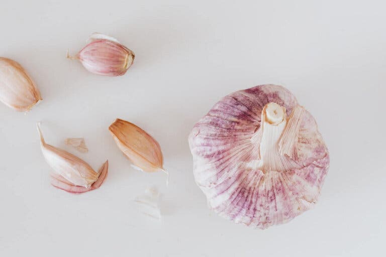 5 remedios naturales con ajo para combatir la caspa