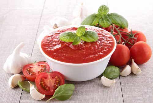 Los tomates son alimentos que pueden ayudar a conseguir un vientre plano.