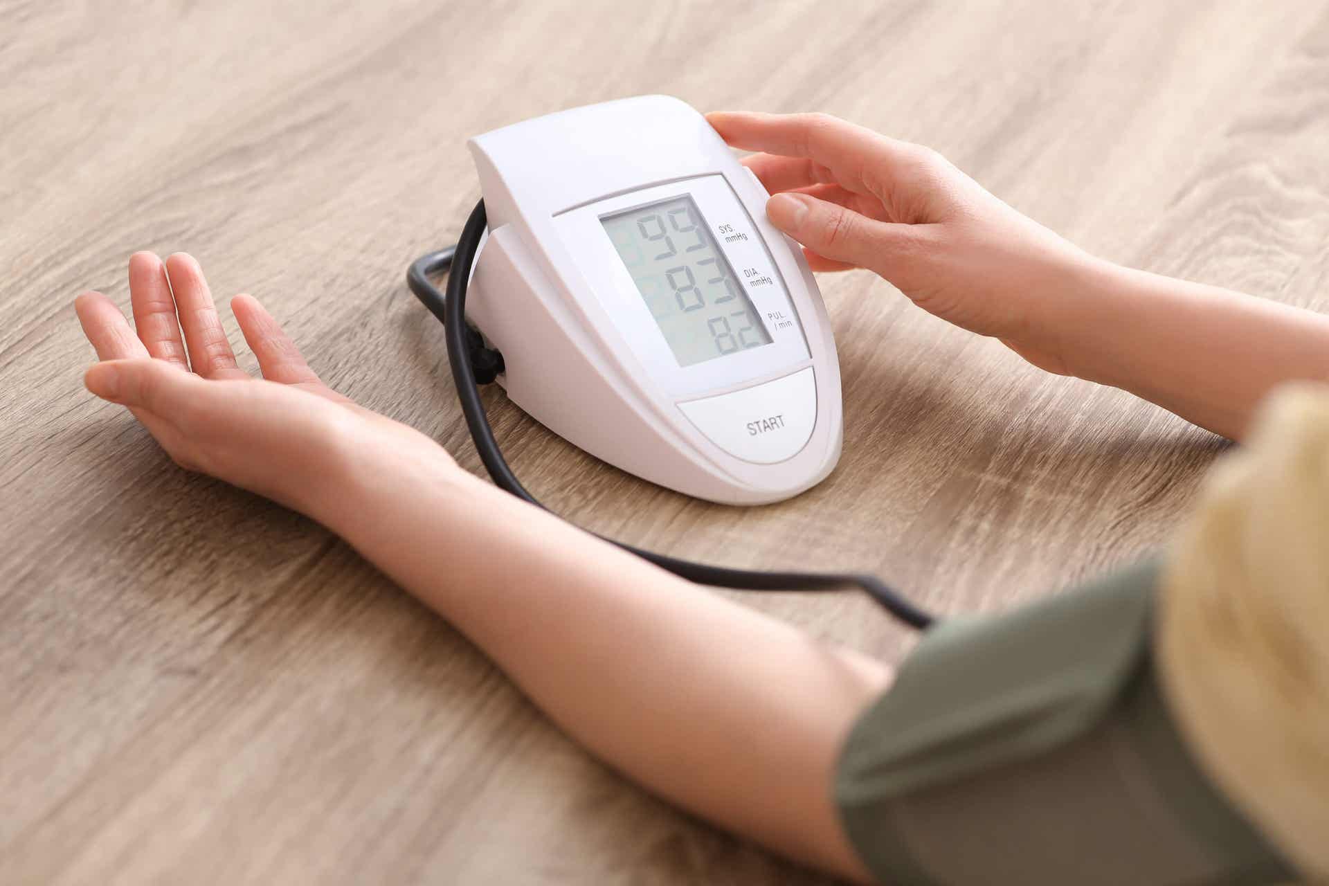Tensiómetro para medir la hipertensión.