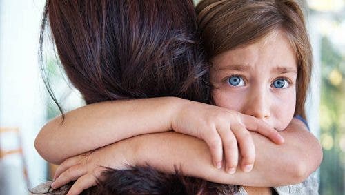 Niña abrazando a su madre por apego infantil